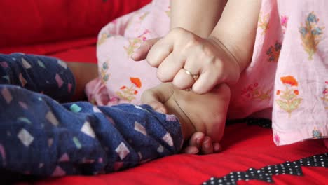 madre y hijo tomados de la mano