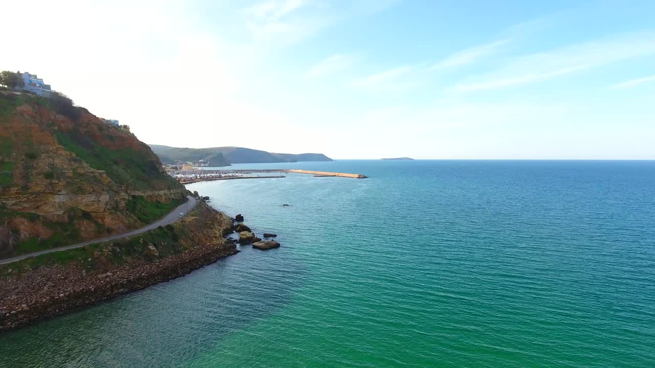 toma aérea por drones de un acantilado con vistas al mar con una carretera de montaña con coches que pasan en ain témouchent argelia