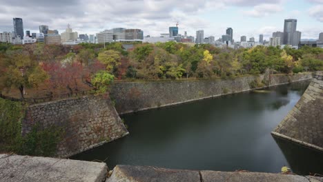 Herbst-über-Dem-Burgpark-Von-Osaka,-Dem-Wassergraben-Und-Der-Stadt-Osaka-Im-Hintergrund,-Japan