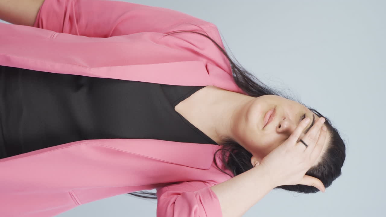 사업가 여성이 분노로 파일을 닫는 수직 비디오.