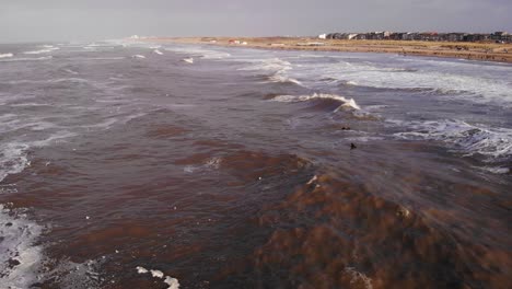 Touristen-Schwimmen-Gemächlich-Am-Rand-Des-Strandes-Von-Katwijk-Aan-Zee-In-Den-Niederlanden---Luftaufnahme