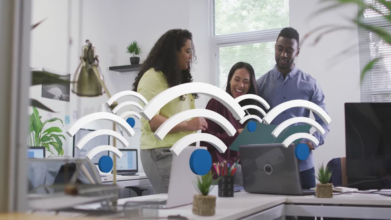 animación de múltiples iconos de wi-fi flotando sobre diversos colegas dando los cinco altos entre sí en la oficina.
