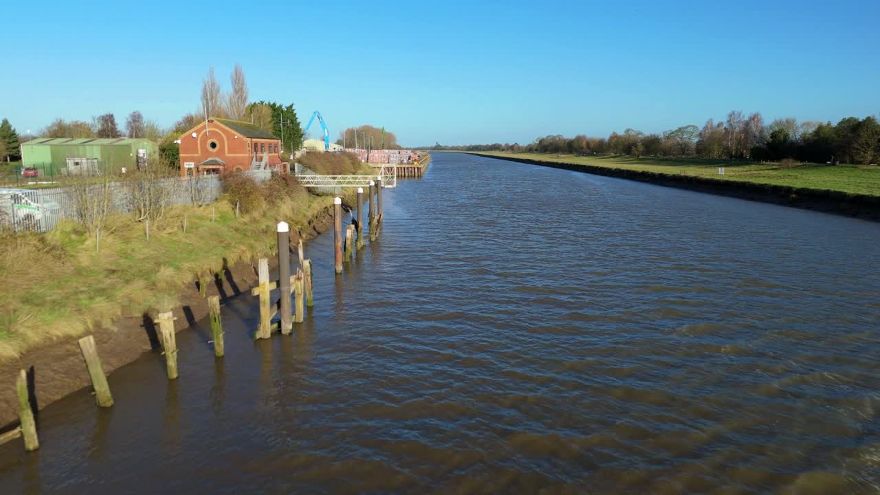 Omfattende fugleperspektiv over faciliteter til håndtering af bulkgods og lagerbygninger i havnen ved Sutton Bridge.