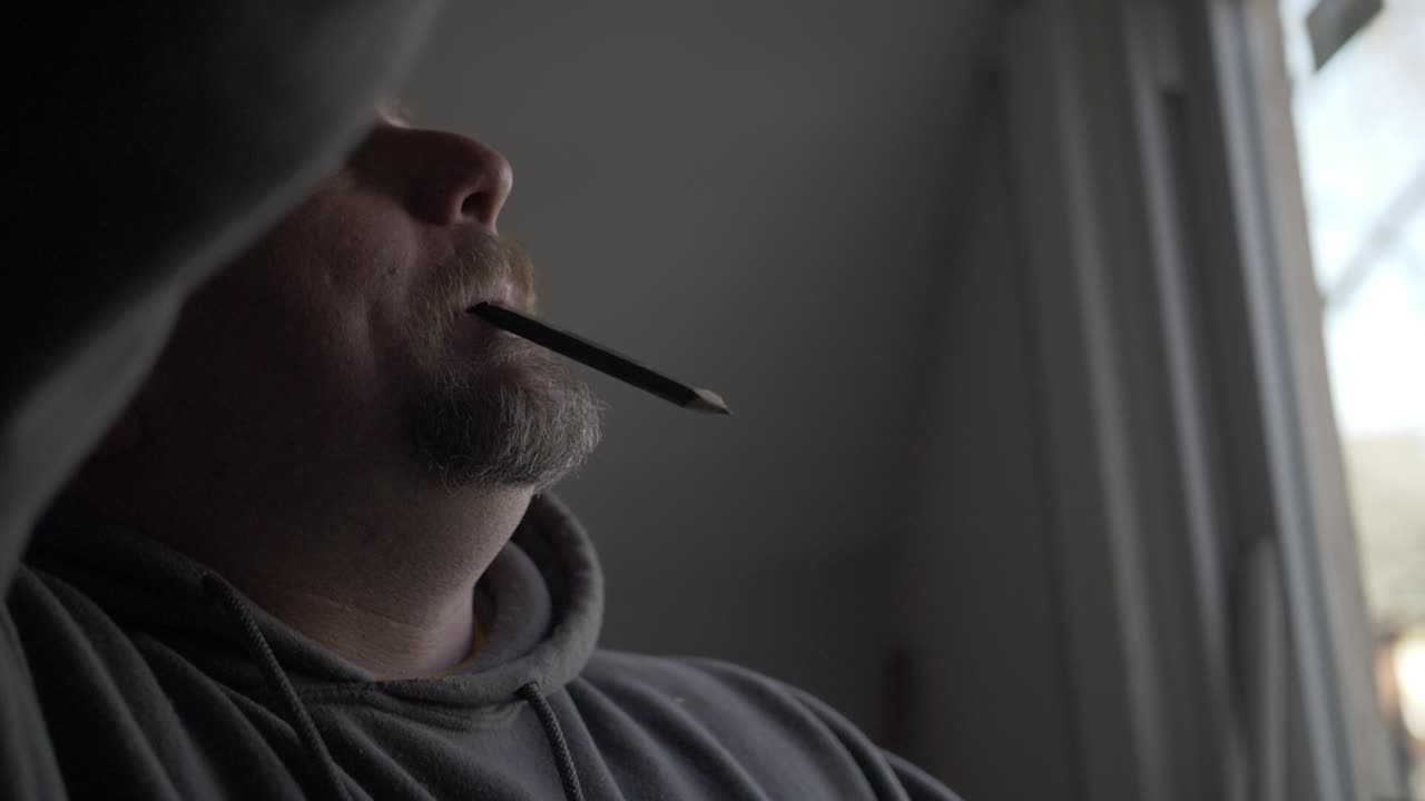 un hombre trabaja dentro de la remodelación de una casa - mide una ventana para recortar