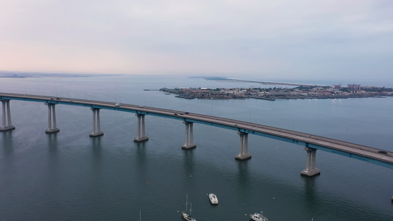 미국 캘리포니아에서 일출 시 샌디에고 만을 가로지르는 자동차와 함께 코로나도 다리의 조감도