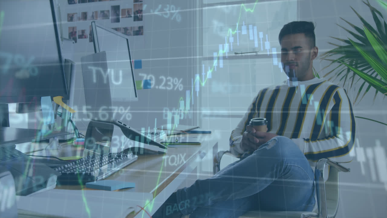 animación del procesamiento de datos del mercado de valores sobre un hombre asiático usando una tableta gráfica en la oficina