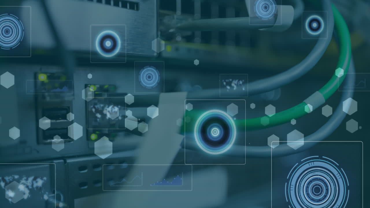 컴퓨터 서버의 클로즈업에 대해 떠다니는 둥근 스캐너와 육각형 모양의 애니메이션