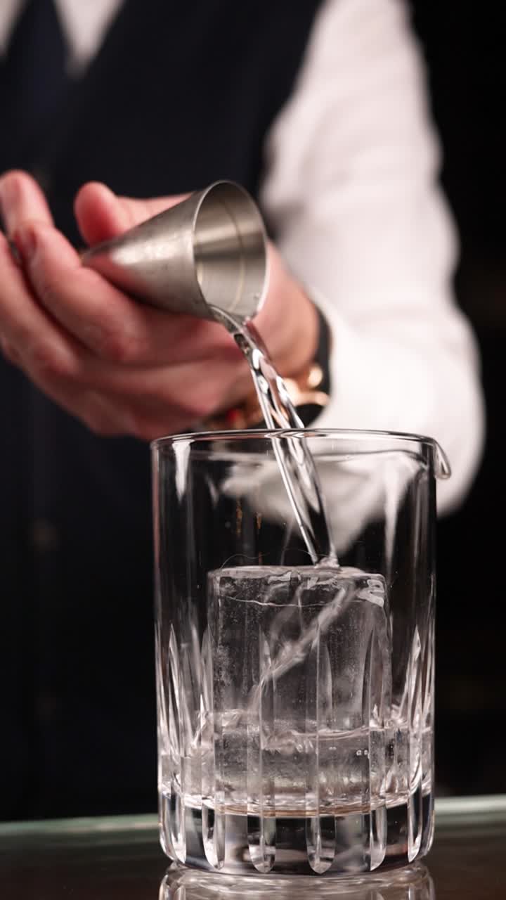 Il barista prepara un cocktail
