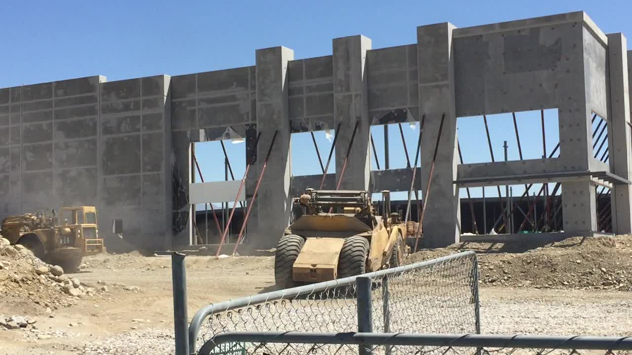 raspador de construcción conduciendo en el sitio excavando el área, plano general pov