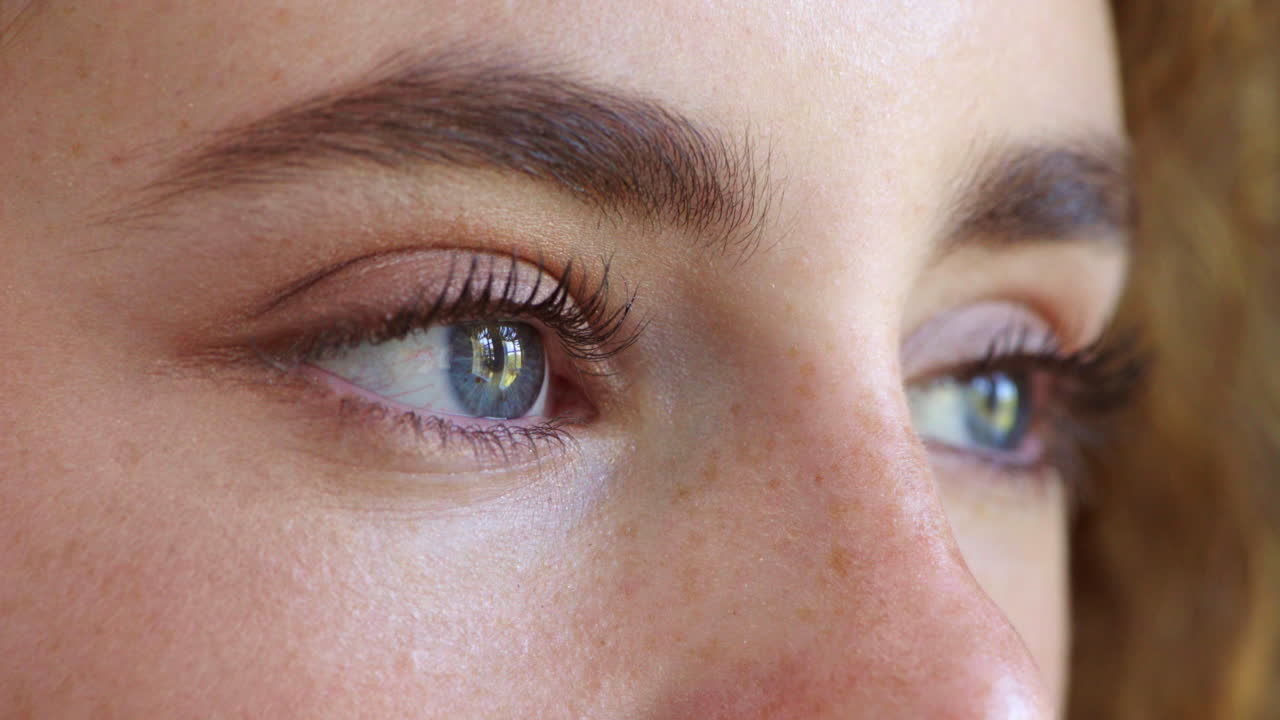 생각 하는 젊은 여성 의 클로즈업 초상화