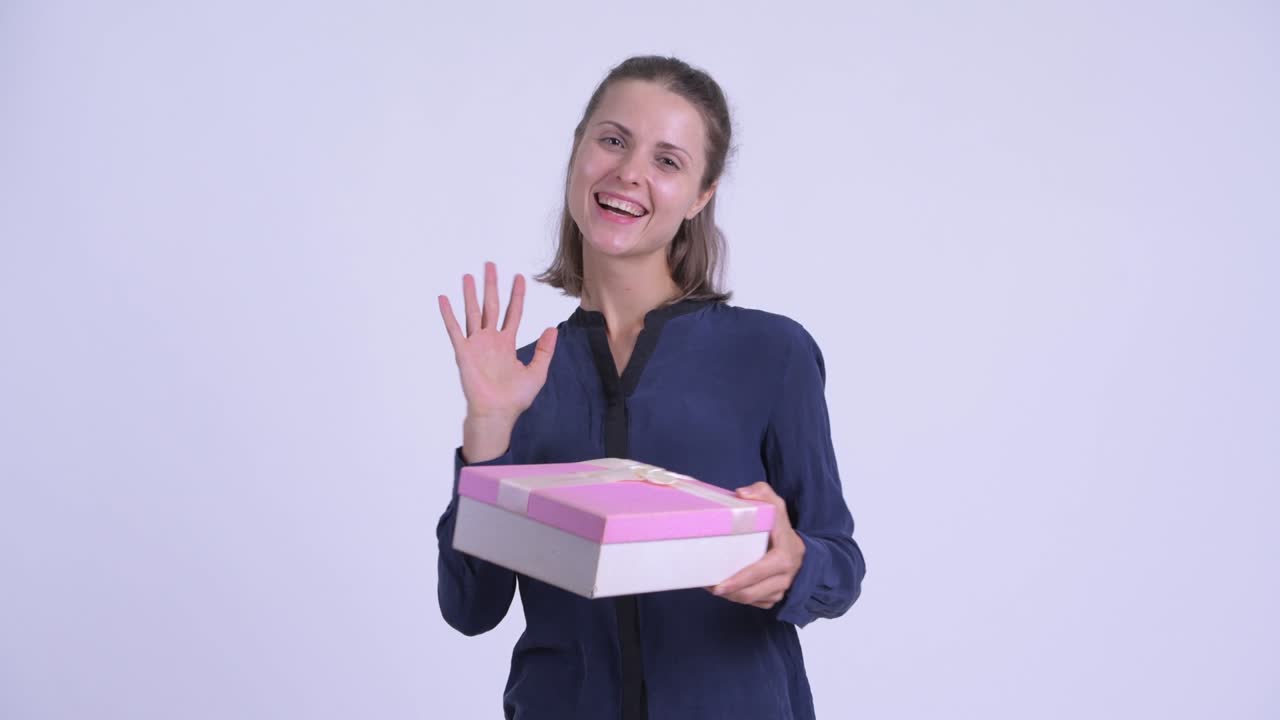 feliz joven hermosa mujer de negocios con caja de regalos