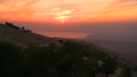 Una-Hermosa-Atardecer-Detrás-Del-Mar-Muerto-En-Jordania