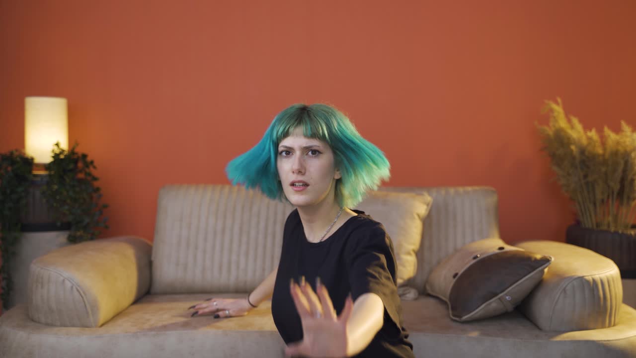 La giovane donna malata di mente che pensa che stia arrivando qualcuno