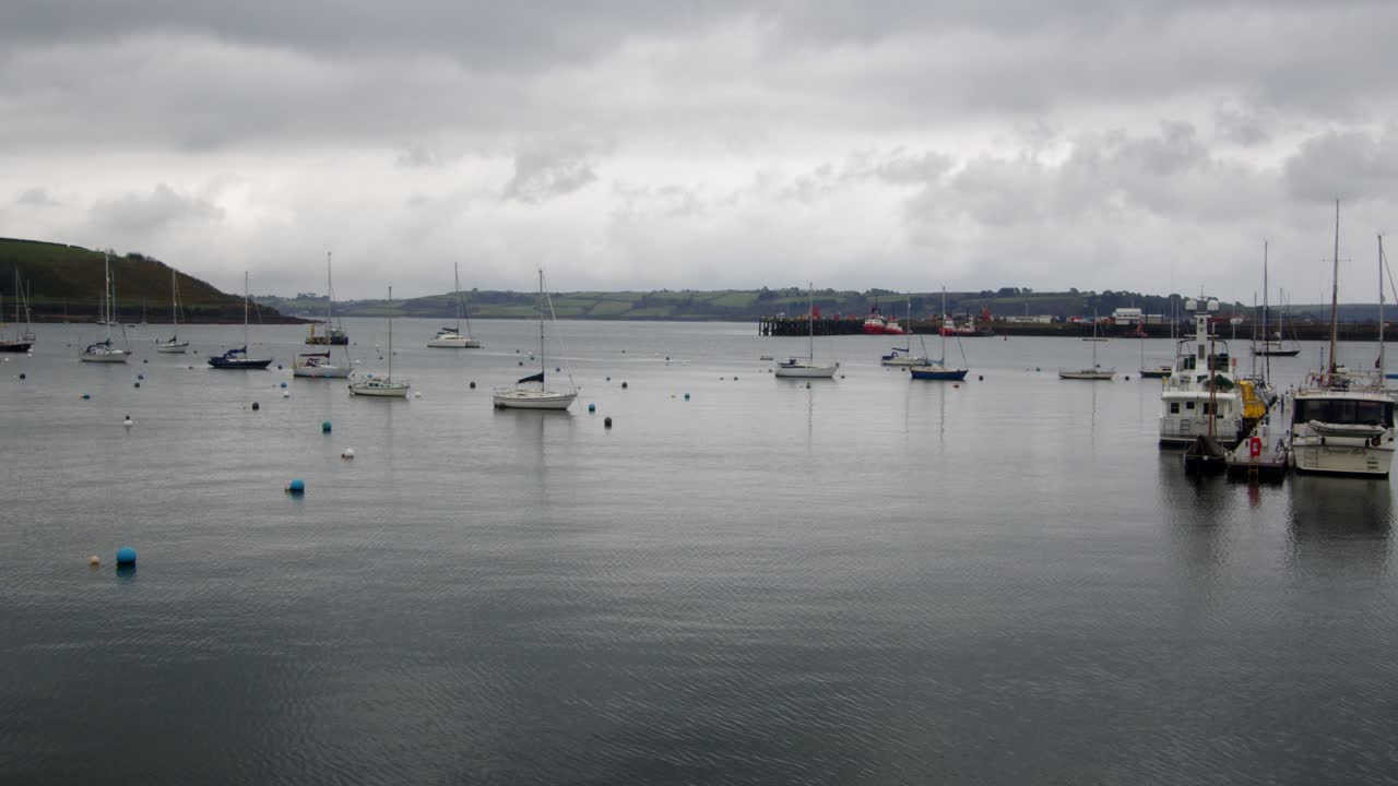 foto extra ancha de la marina de falmouth con st mawes, en el fondo