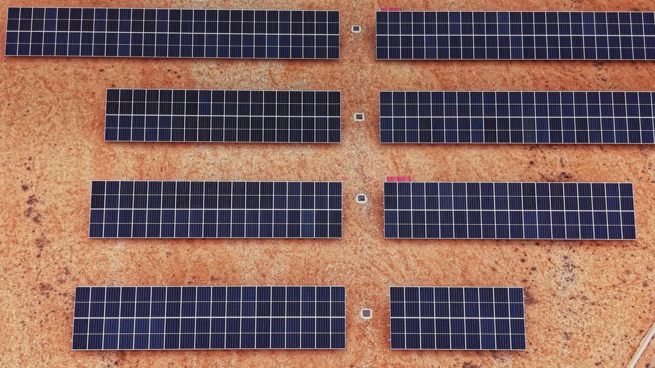 Pannelli solari nella soleggiata Spagna mostrano gli sforzi di produzione di energia