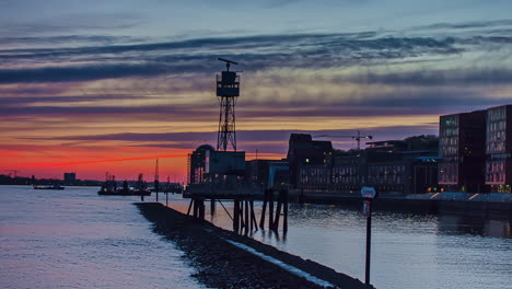 Tiro-De-Lapso-De-Tiempo-De-Barcos-De-Crucero-En-El-Puerto-De-Hamburgo-Después-Del-Atardecer