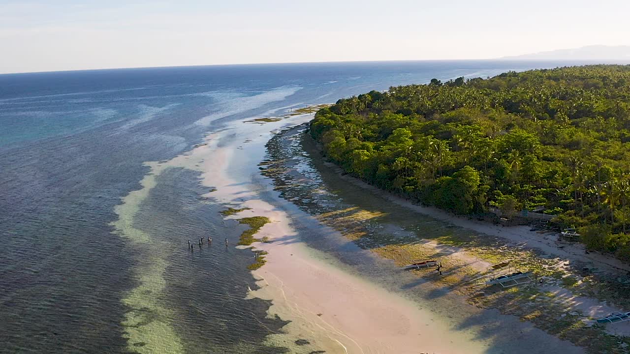 vuelo aéreo sobre aguas cristalinas, turquesas - verdes de arrecifes costeros en bohol, filipinas