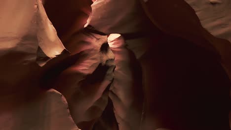 Surreale-Landschaft-Aus-Roten-Wänden,-Glatt-Und-Wellig-Im-Navajo-Upper-Antelope-Canyon,-Arizona