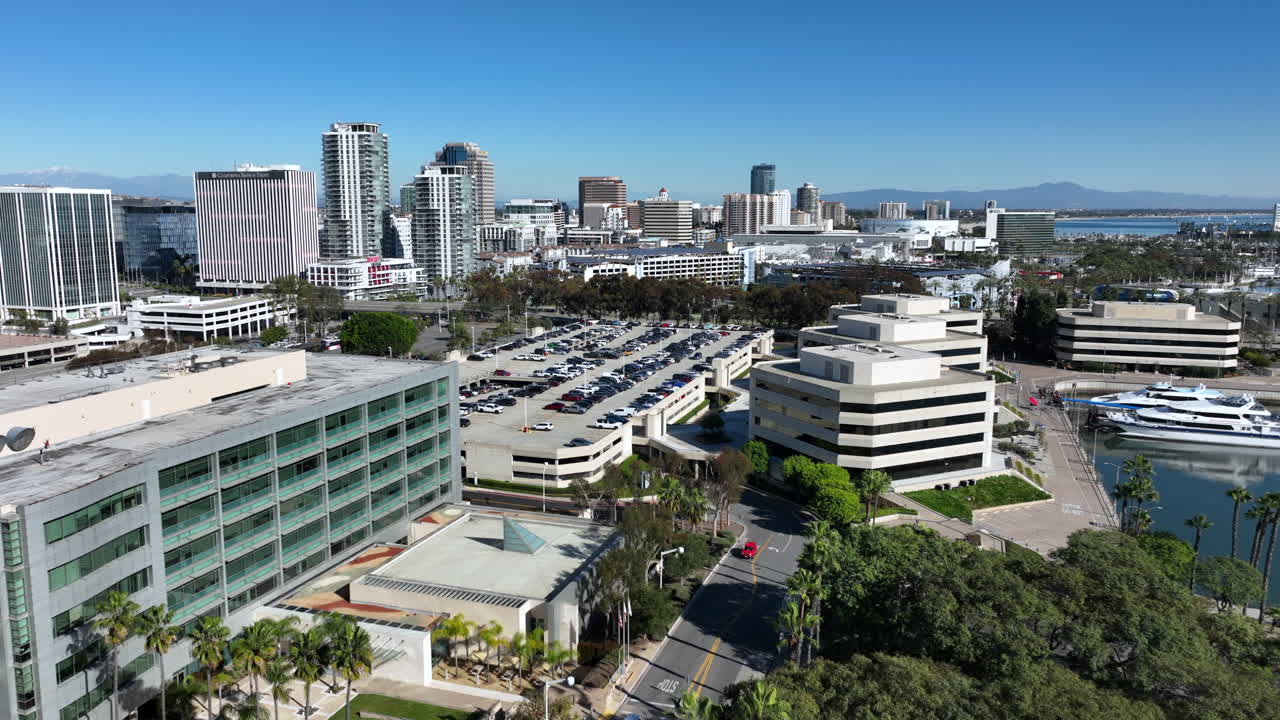 Vista aerea dello skyline di Long Beach, in California, e dell'area dell'acquario, dove il fiume Los Angeles incontra la costa in una giornata limpida