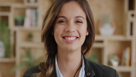 retrato de una joven hispana linda sonriendo disfrutando de un estilo de vida feliz y exitoso belleza femenina piel perfecta serie de personas reales