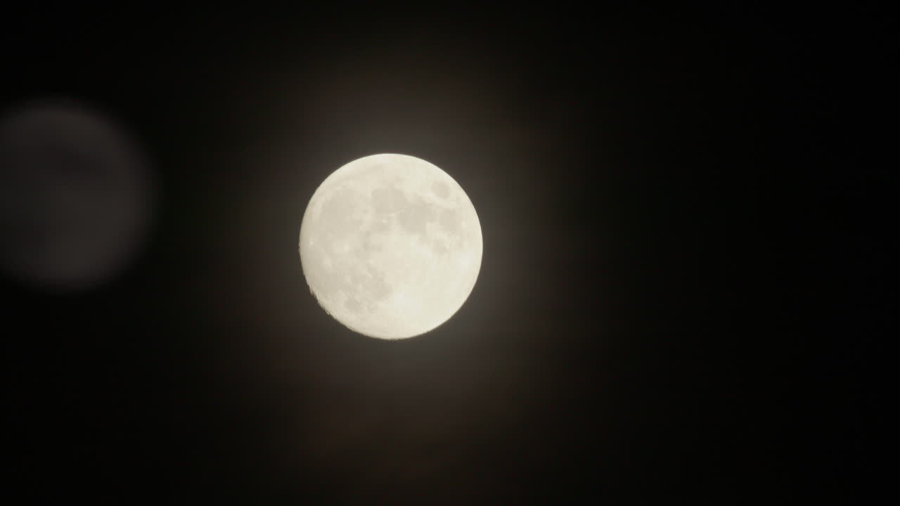 Time-lapse de lua cheia atrás das nuvens