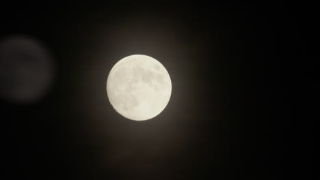 timelapse de luna llena detrás de las nubes