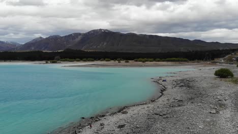 Vuelo-De-Drones-Sobre-El-Lago-Tekapo-En-La-Isla-Sur-De-Nueva-Zelanda