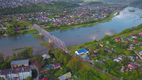 vista aérea de una ciudad con río y puente