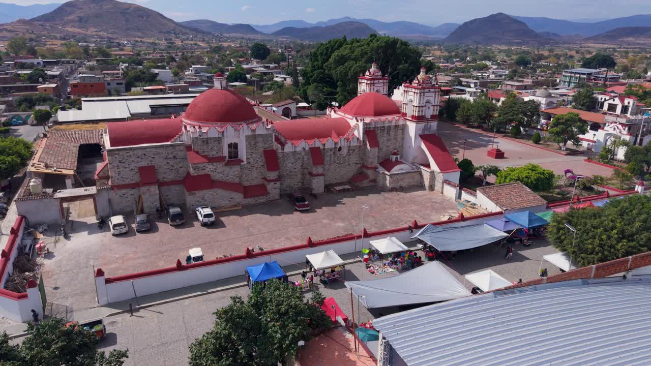 Oaxaca, Meksika, Teotitlan del Valle'de bulunan İsa'nın Değerli Kanı Kilisesi'nin yan tarafını yakalayan drone çekimi