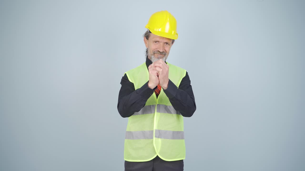 ingeniero haciendo una señal de confianza a la cámara.