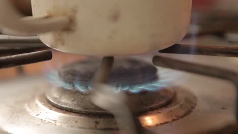 Encendido-De-La-Cocina-De-Gas-En-La-Casa