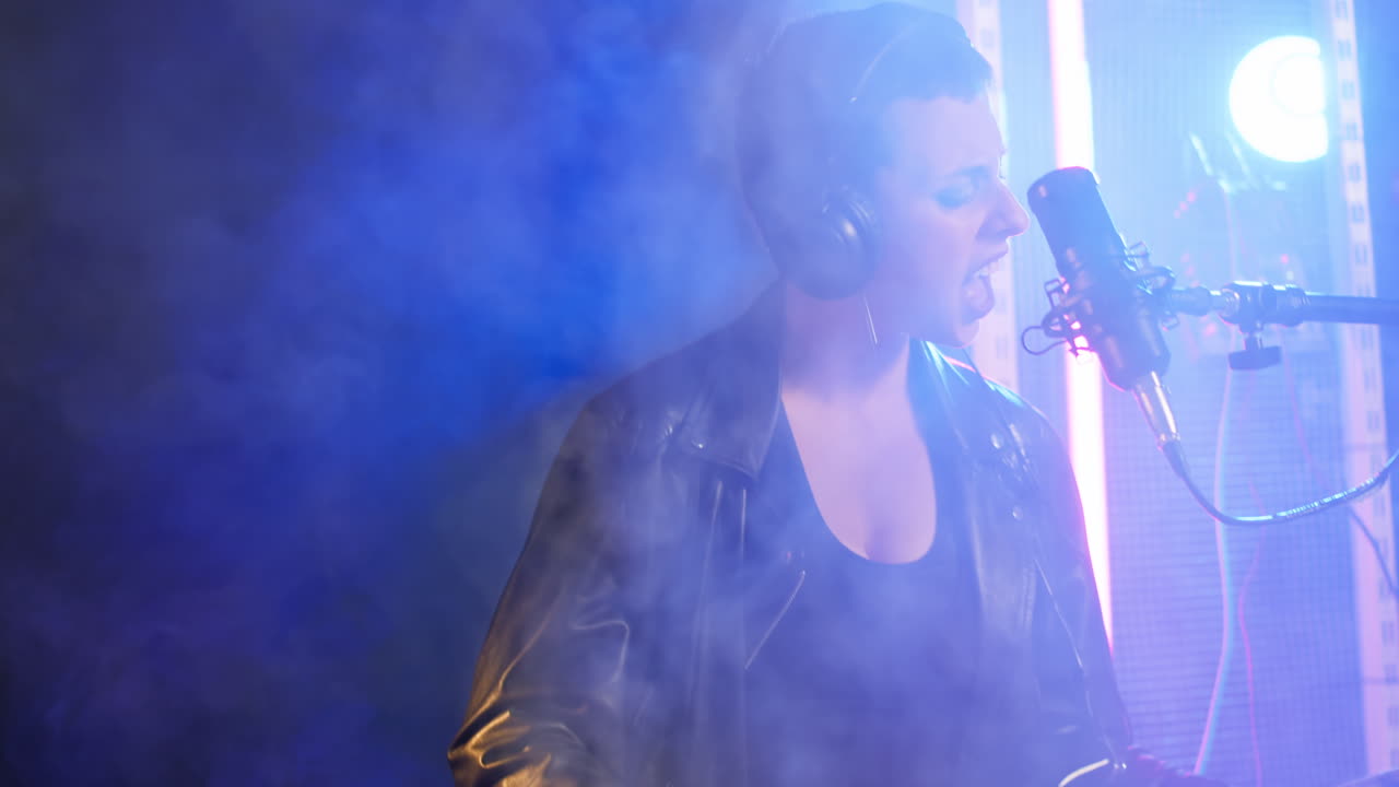 Cantante donna che si esibisce con chitarra e microfono in studio