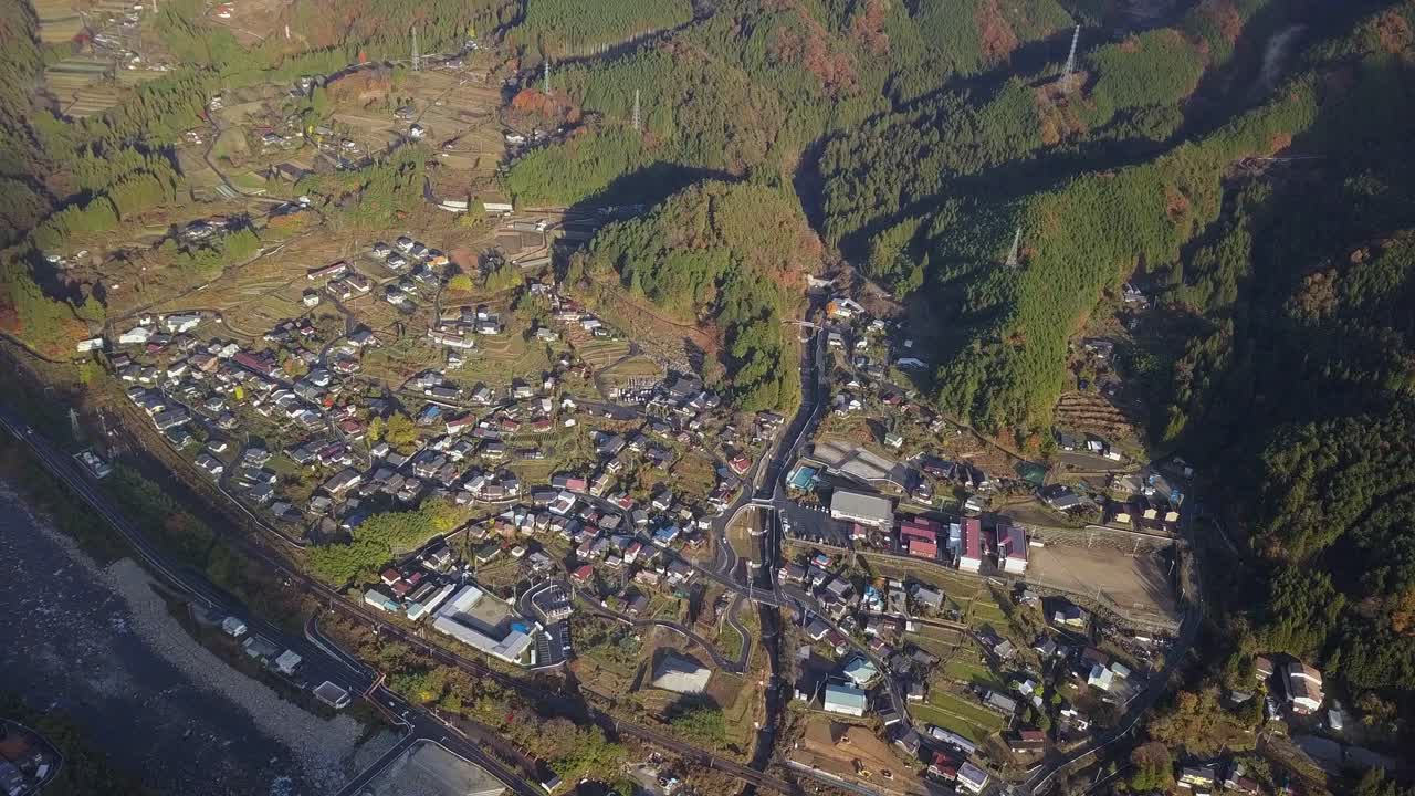 Aurinkoisen Nagison vuoristokylän ylilento Japanin Nakasendo-reitillä