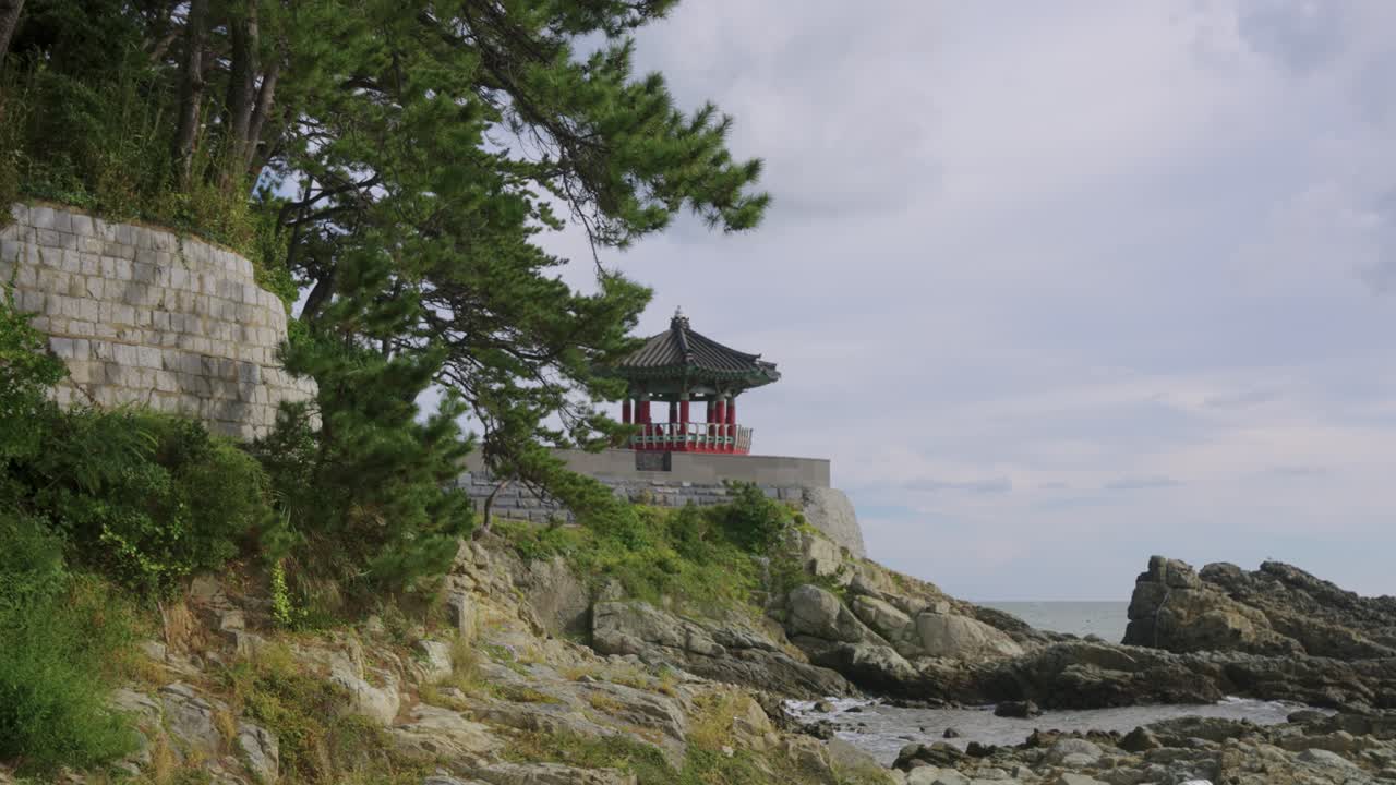 pequeño templo en la playa de songjeong, busan, corea del sur