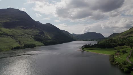 Drone-Disparó-Volando-Justo-Encima-Del-Agua-Crummock-En-Un-Día-Soleado,-Lake-District,-Cumbria,-Reino-Unido