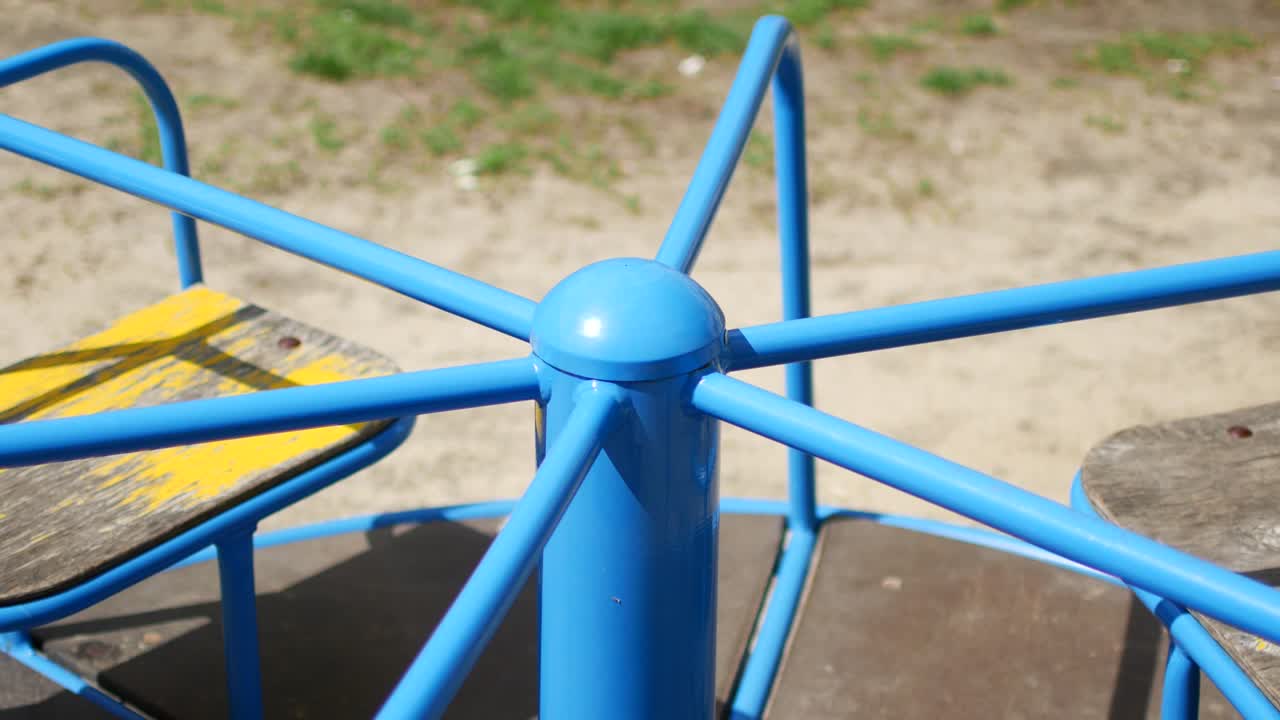 el carrusel vacío en el patio de recreo gira solitario