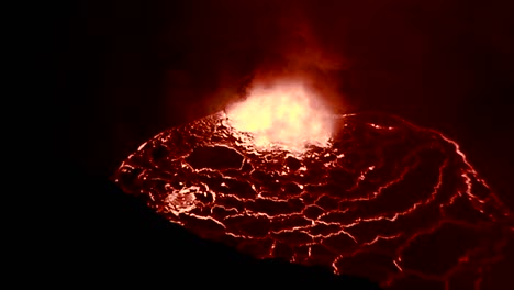 el espectacular volcán nyiragongo entra en erupción por la noche en la república democrática del congo