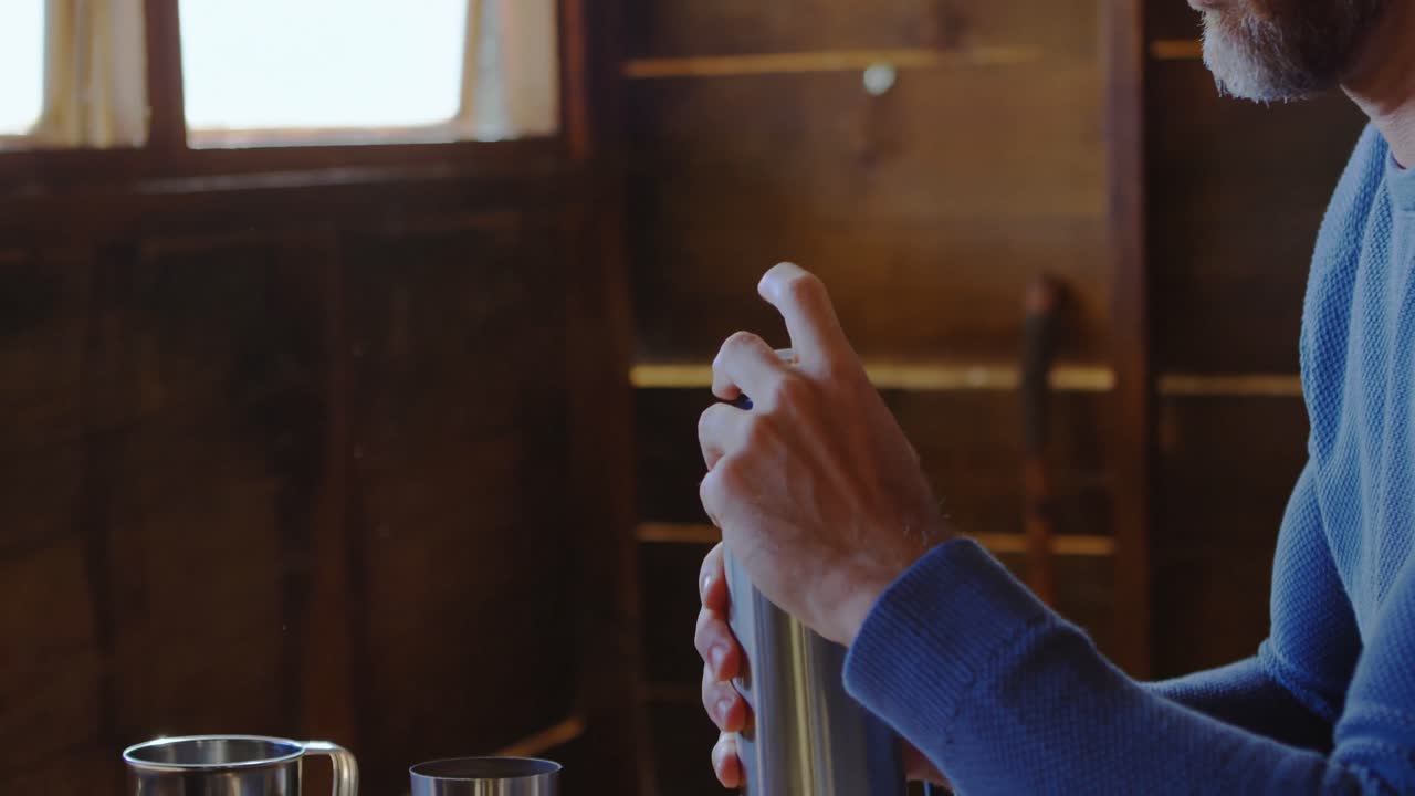 집에서 노트북을 사용하는 동안 커피를 마시는 남자 4k