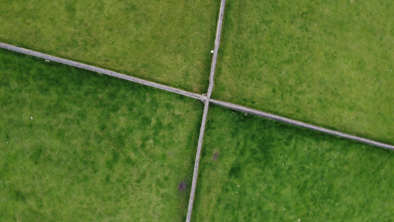 video aéreo de drones volando sobre un muro de piedra seca girando