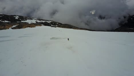 Verfolgung-Eines-Skifahrers-Den-Berg-Hinunter-Aus-Der-Vogelperspektive