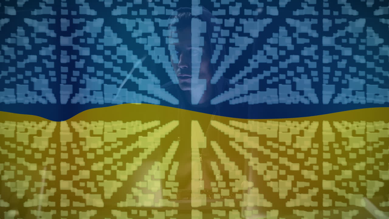 카우카스 남성 해커의 애니메이션, 데이터 처리 및 우크라이나의  ⁇ 발 위의  ⁇ 락