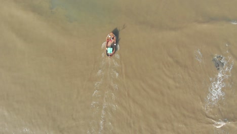 Disparo-De-Drone-De-Arriba-Hacia-Abajo-De-Un-Pequeño-Y-Colorido-Barco-De-Pesca-Indio-En-El-Mar