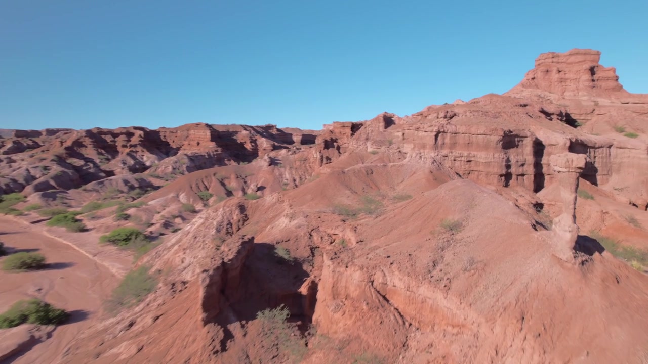 Vista aerea con drone 4K di Las Ventanas a Cafayate, Salta, Argentina. Formazioni rocciose rosse uniche con aperture naturali modellate dall'erosione nel drammatico paesaggio della Quebrada de las Conchas.