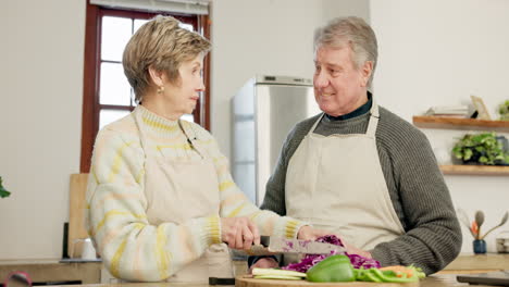 mujer mayor, hombre y cocina con verduras