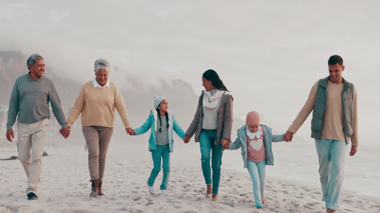 해변 산책을 즐기는 다세대 가족