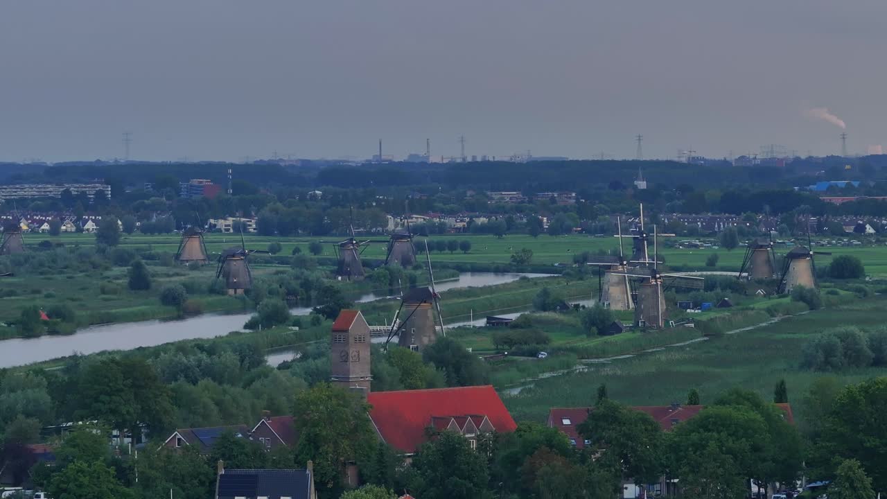Kinderdijk,village in the the Netherlands' South Holland province and it&rsquo;s 18th-century windmills