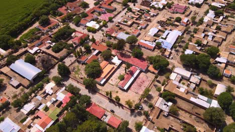 disparo de avión no tripulado volando sobre la ciudad de molinos en salta, argentina