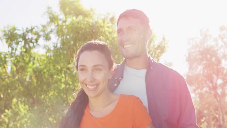 una feliz pareja caucásica pasando tiempo juntos afuera
