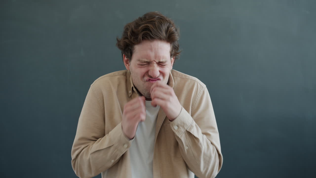 Uomo che fa la faccia buffa