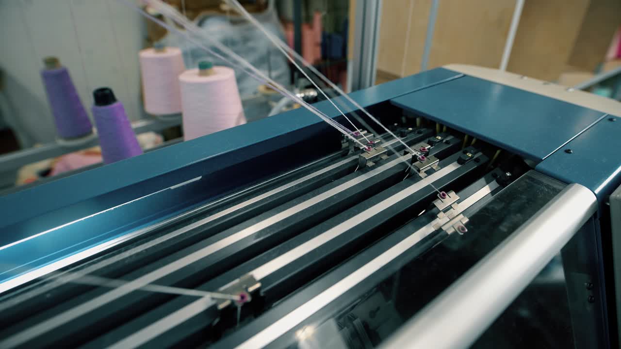 Working automatic sewing machine video